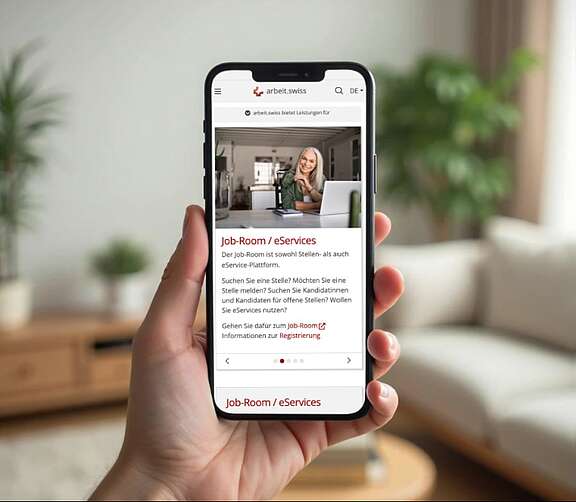 [Translate to Italiano:] Zeigt ein Handy in der Hand, mit der Website Jop-Room drauf